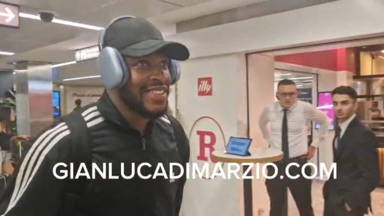 Cremonese, Moumbagna è atterrato a Linate | FOTO e VIDEO