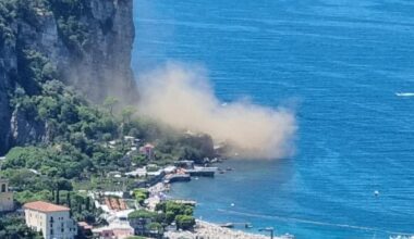 Vico Equense, crolla pezzo di costone. Paura tra i turisti