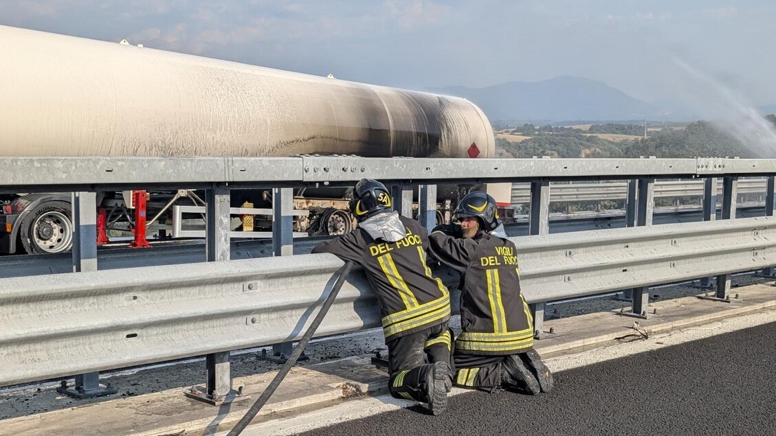 L'A1 chiusa 20 ore, Italia divisa nell'esodo di ferragosto - Cronaca