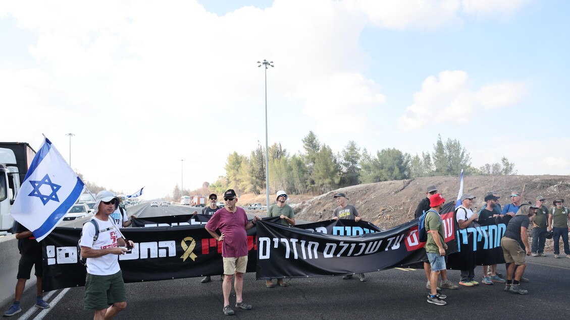 Protesta per ostaggi Gaza, bloccata l'autostrada a Tel Aviv - Ultima ora