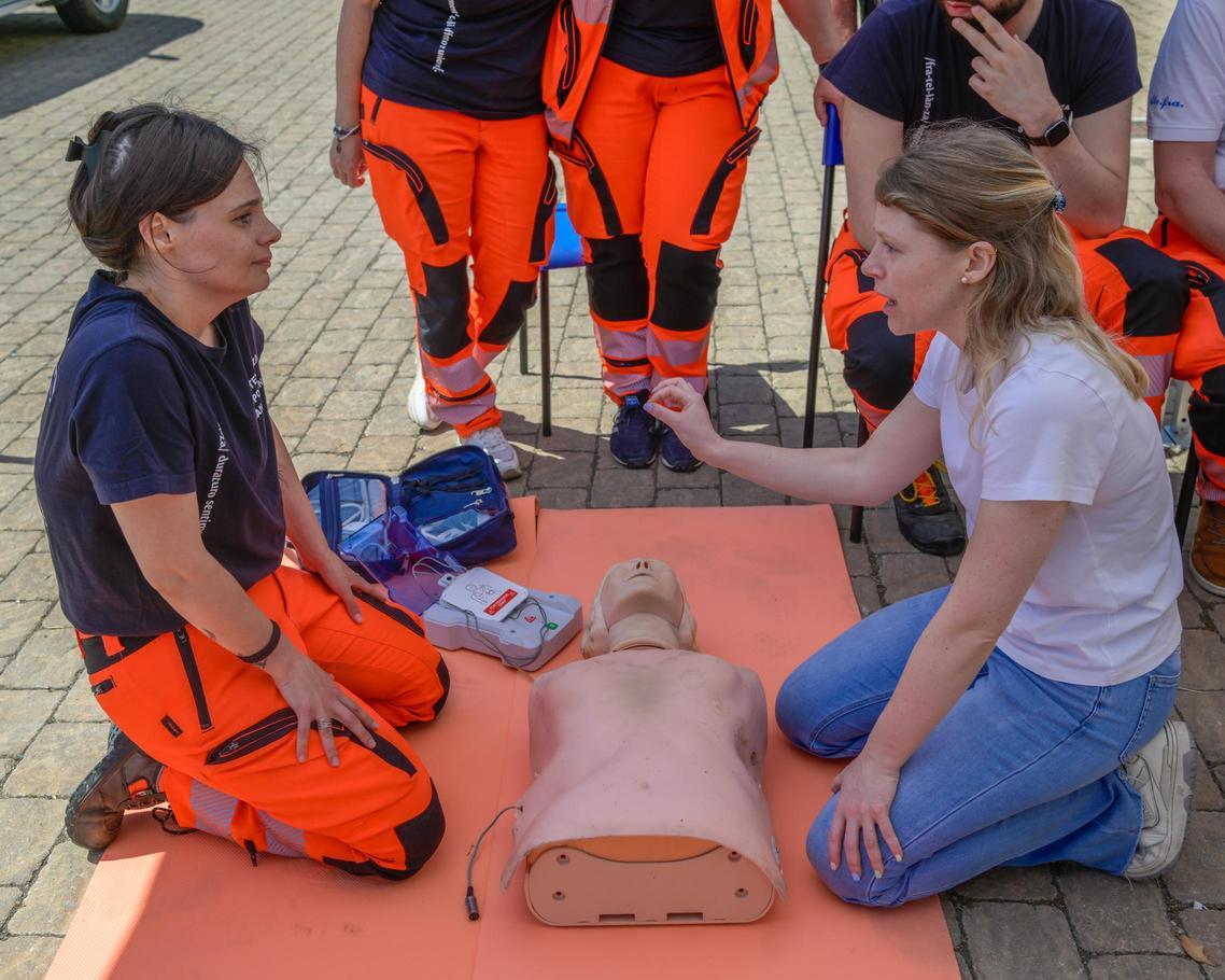 Defibrillatori in dono ai quattro rioni. Corsi gratis per le manovre salvavita