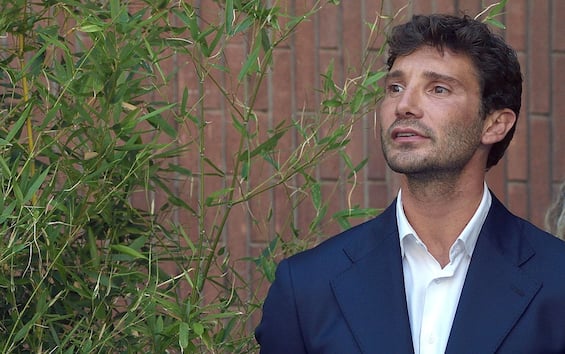 Stefano De Martino vittima di un hacker: in rete video con Caroline Tronelli