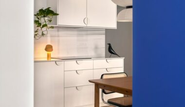 Nomadi digitali, una famiglia trasforma un appartamento degli anni Cinquanta in una casa allegra