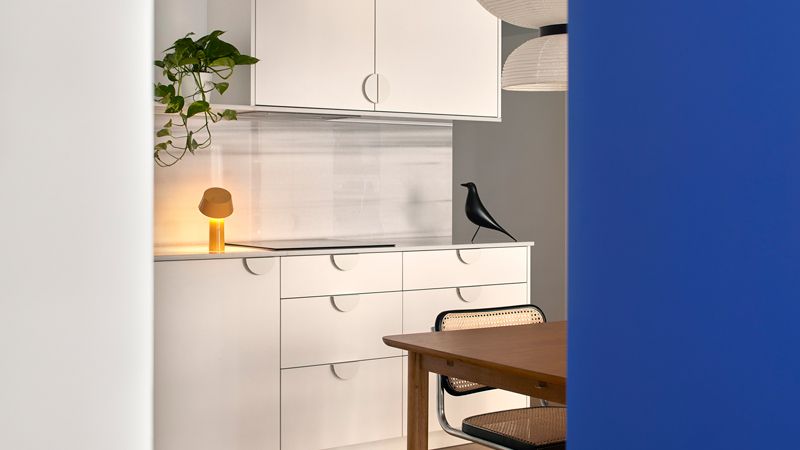 Nomadi digitali, una famiglia trasforma un appartamento degli anni Cinquanta in una casa allegra