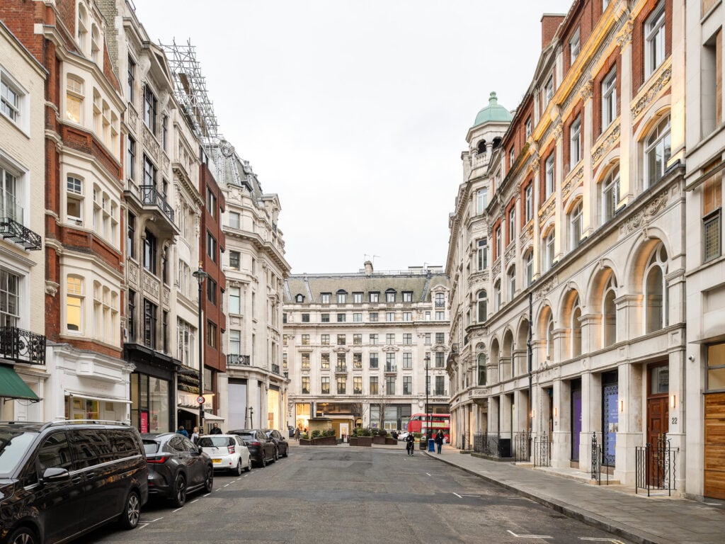 Dirimart Mayfair Gallery. Photo Francesco Russo