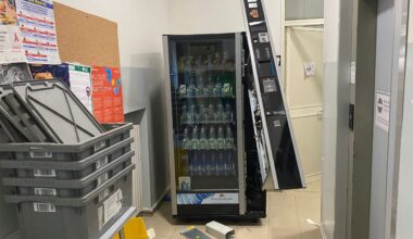 rubati i farmaci e danneggiate 12 porte