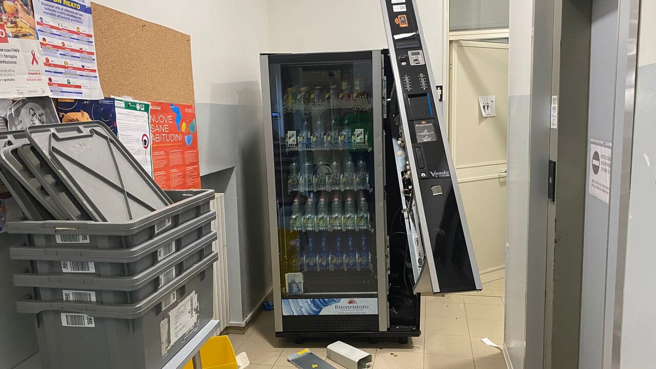 rubati i farmaci e danneggiate 12 porte