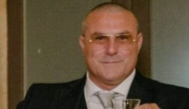 lascia l'auto per andare a chiudere il cancello di casa e viene travolto, morto 58enne