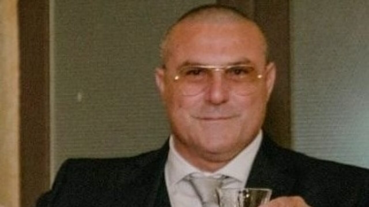 lascia l'auto per andare a chiudere il cancello di casa e viene travolto, morto 58enne