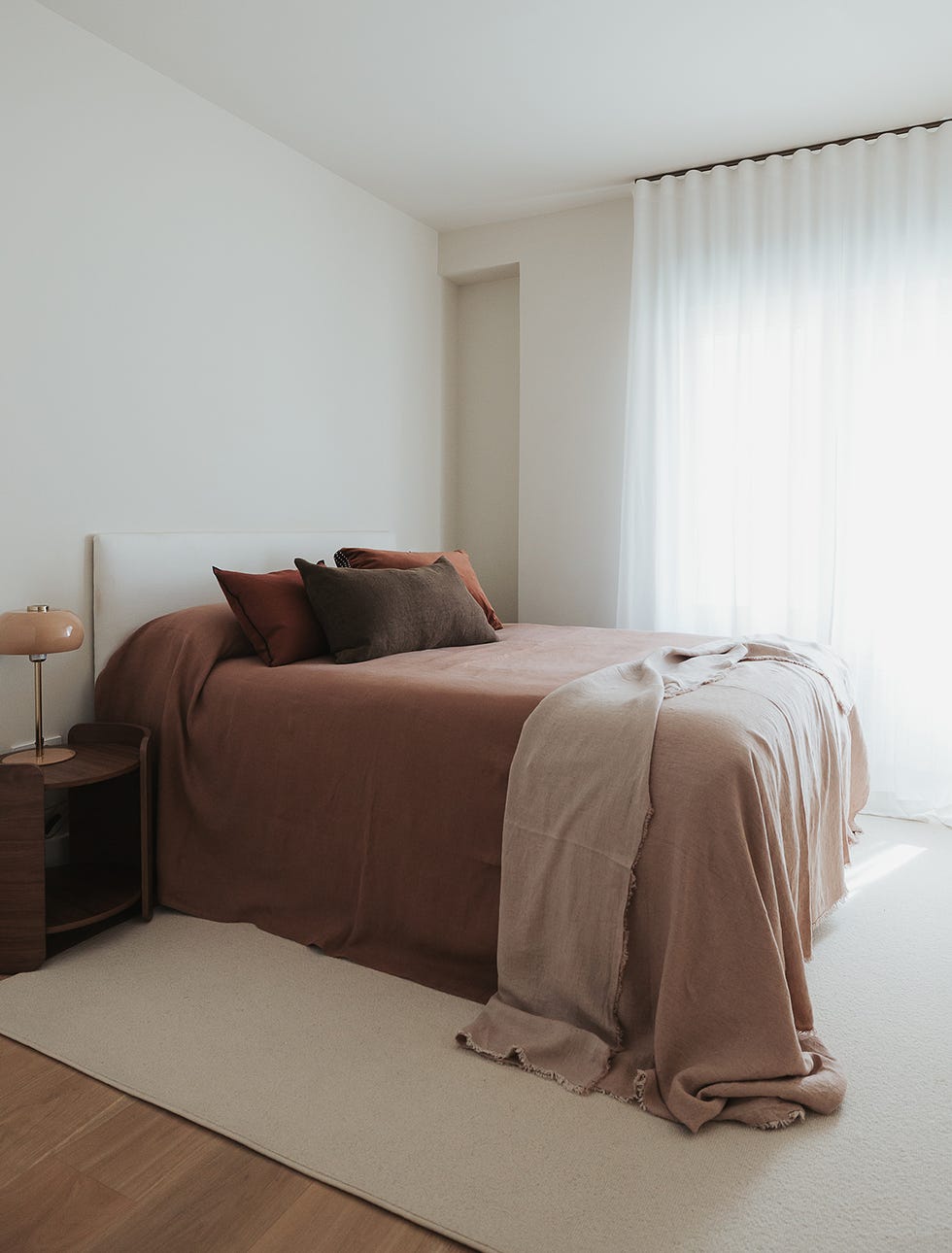 una casa con decoracion relajante en blanco, madera y negro de sudweek