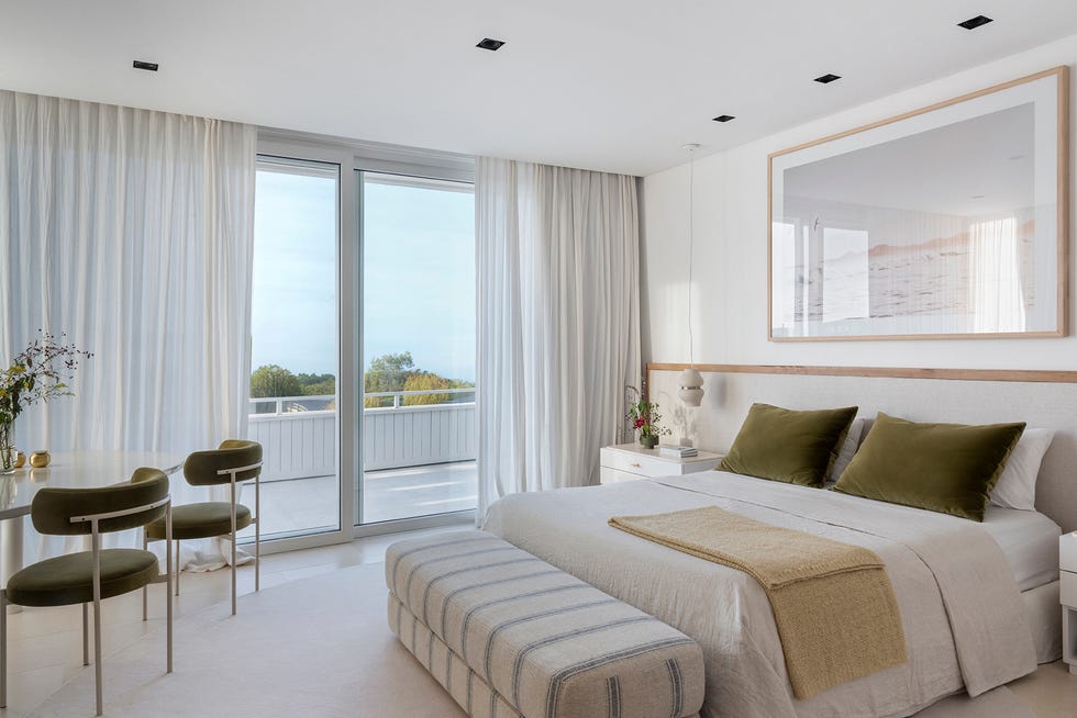 casa decorada con estilo actual con muebles modernos y dormitorio en blanco con terraza