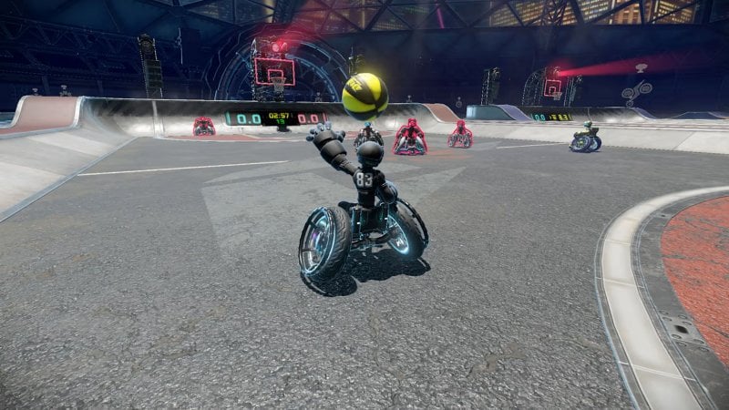 La virtualmente infinita sequela di partite online è alternata, di tanto in tanto, da una gara di velocità o a chi recupera per il primo il pallone lanciato in una direzione casuale