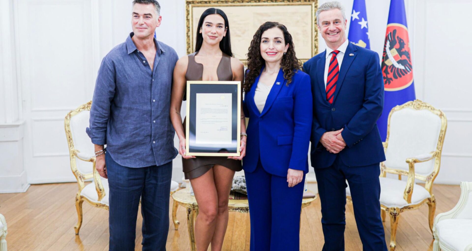 Dua Lipa riceve la cittadinanza del Kosovo (dopo quella albanese), la presidente Osmani: «Bentornata a casa» - Il video