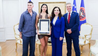 Dua Lipa riceve la cittadinanza del Kosovo (dopo quella albanese), la presidente Osmani: «Bentornata a casa» - Il video