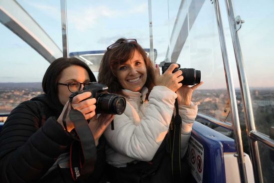 Viterbo - La scuola di fotografia Click Aps - Due studentesse in esterna