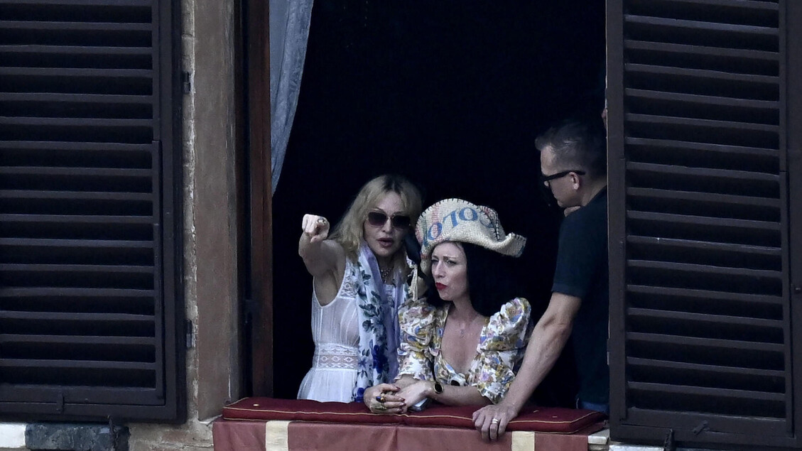 Compleanno in Toscana per Madonna, festeggia al Palio di Siena - Notizie