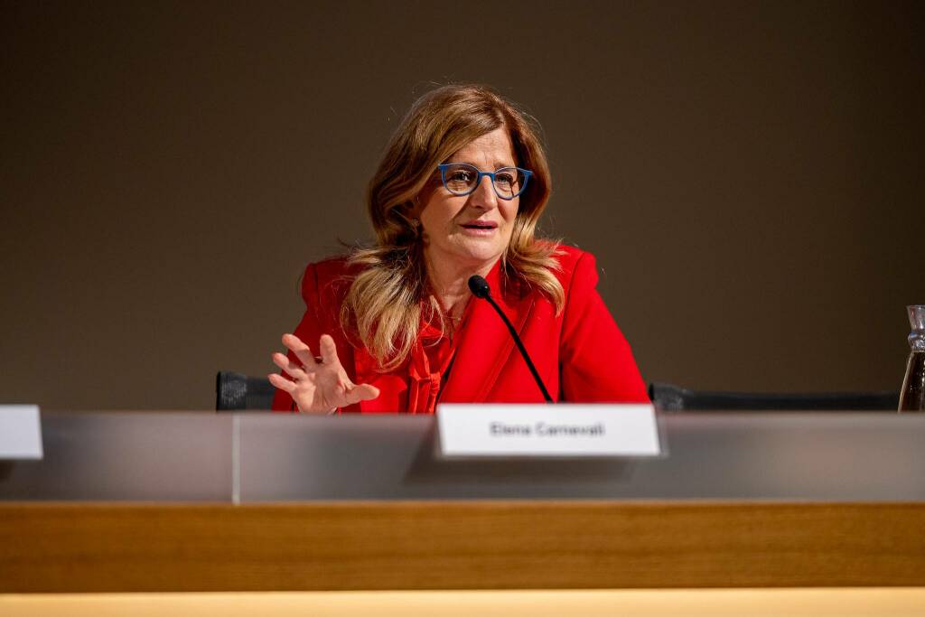 Uomo nudo sul Sentierone, la riflessione di Elena Carnevali