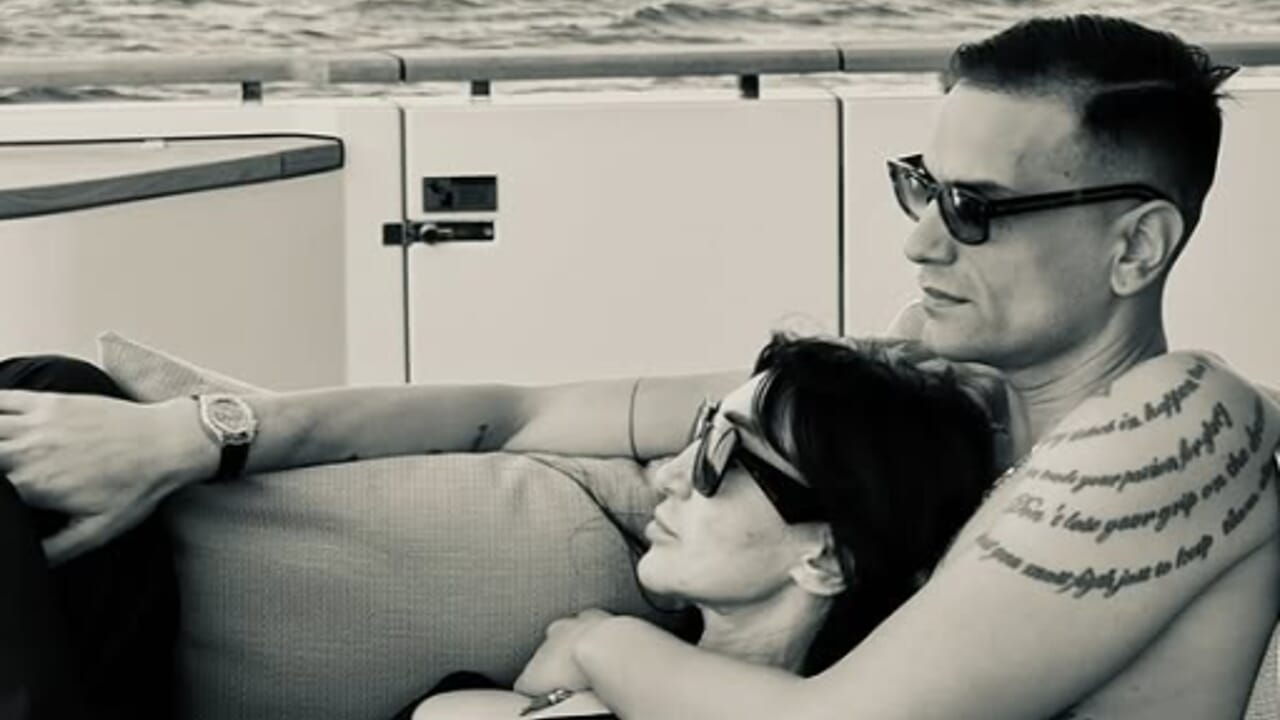 La stilista Elisabetta Franchi ha un nuovo (giovane) fidanzato. Le foto in barca e poi lo sfogo: "Faccio ciò che voglio"