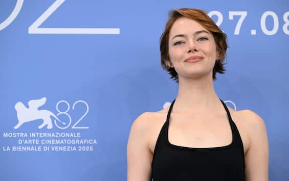 Emma Stone alla Mostra del Cinema di Venezia 2025 per il film Bugonia: 'Credo negli alieni'. VIDEO