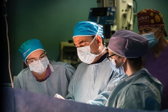 Tumore al seno, addio alle cicatrici visibili: la mastectomia endoscopica cambia tutto