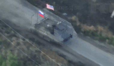 La guerra dei troll, Kiev imbufalita per il video del blindato di Mosca che sventola sia la bandiera russa che quella americana