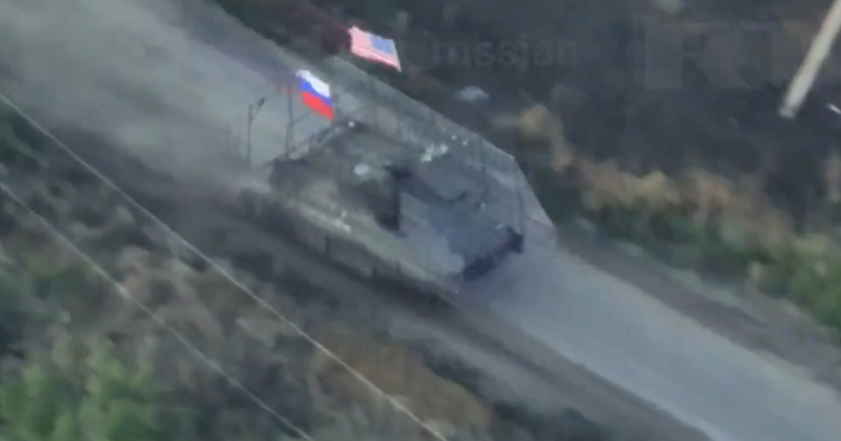 La guerra dei troll, Kiev imbufalita per il video del blindato di Mosca che sventola sia la bandiera russa che quella americana