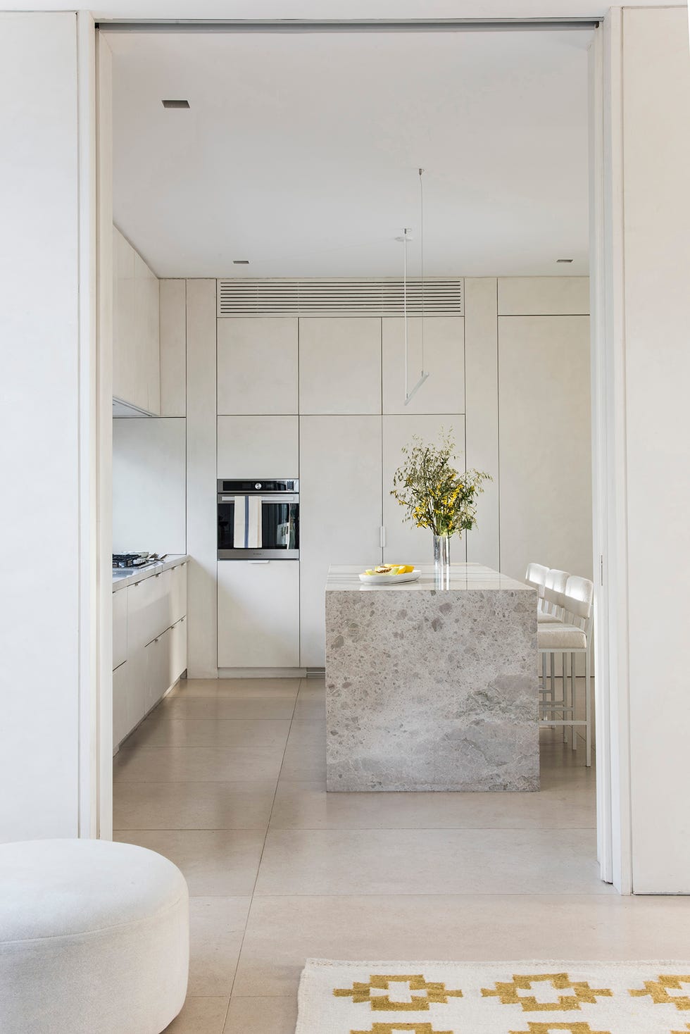 casa de campo con decoracion moderna y cocina en blanco