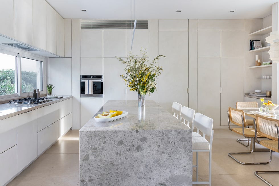 una casa de campo moderna con porche y piscina del estudio melazza