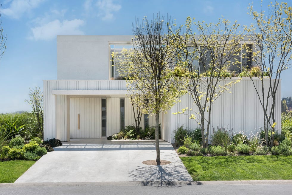 una casa de campo moderna con porche y piscina del estudio melazza