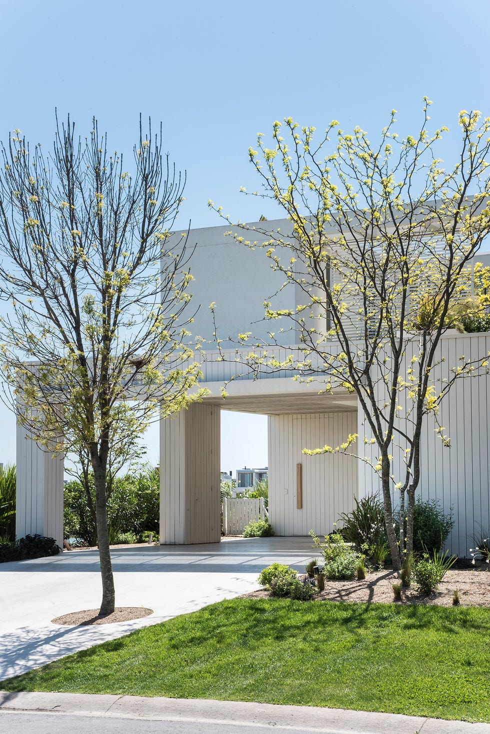 una casa de campo moderna con porche y piscina del estudio melazza