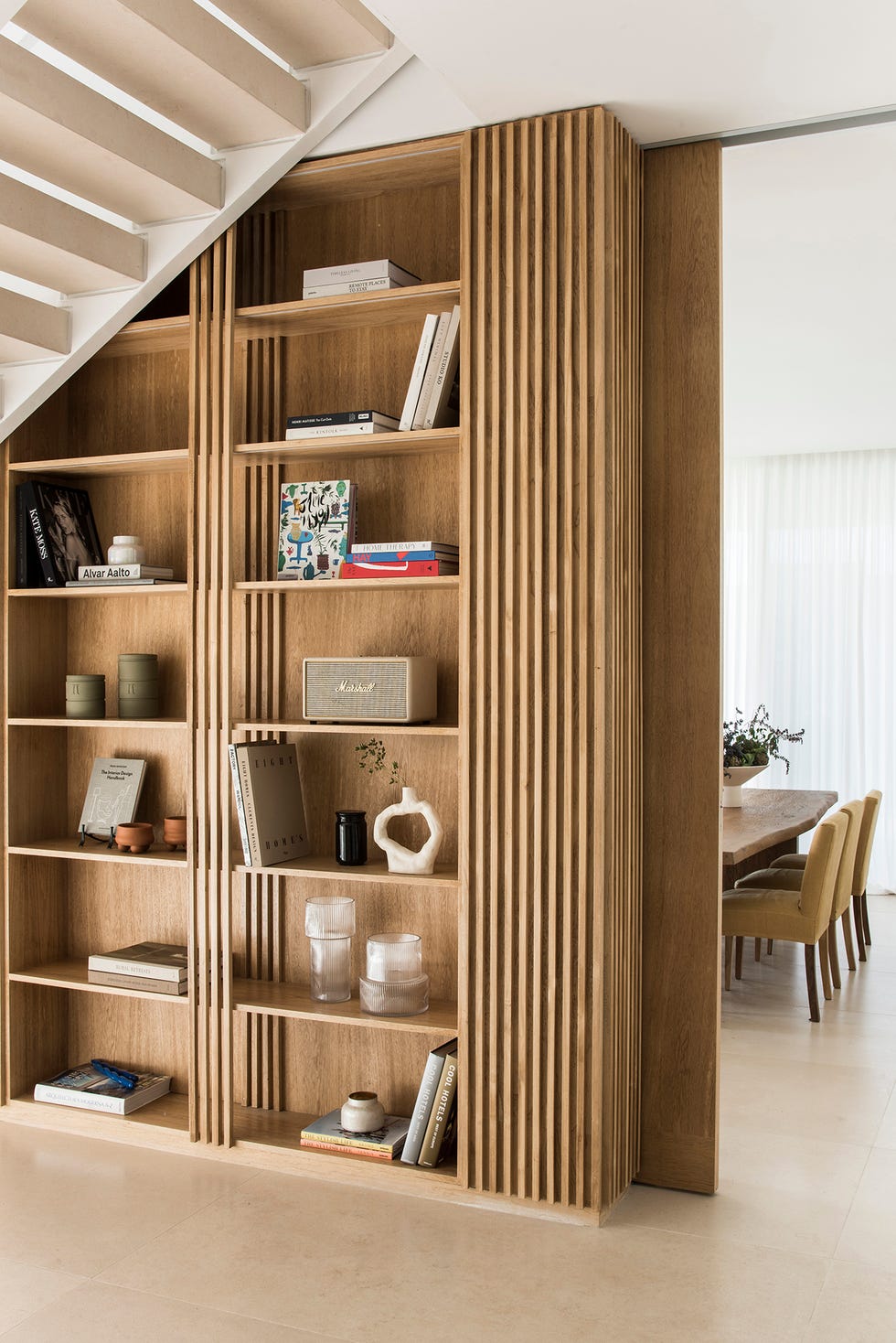 una casa de campo moderna con porche y piscina del estudio melazza