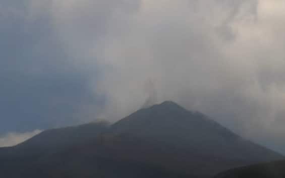 Etna, eruzione con colata lavica a quota 3mila metri. Allerta arancione per aerei| Sky TG24
