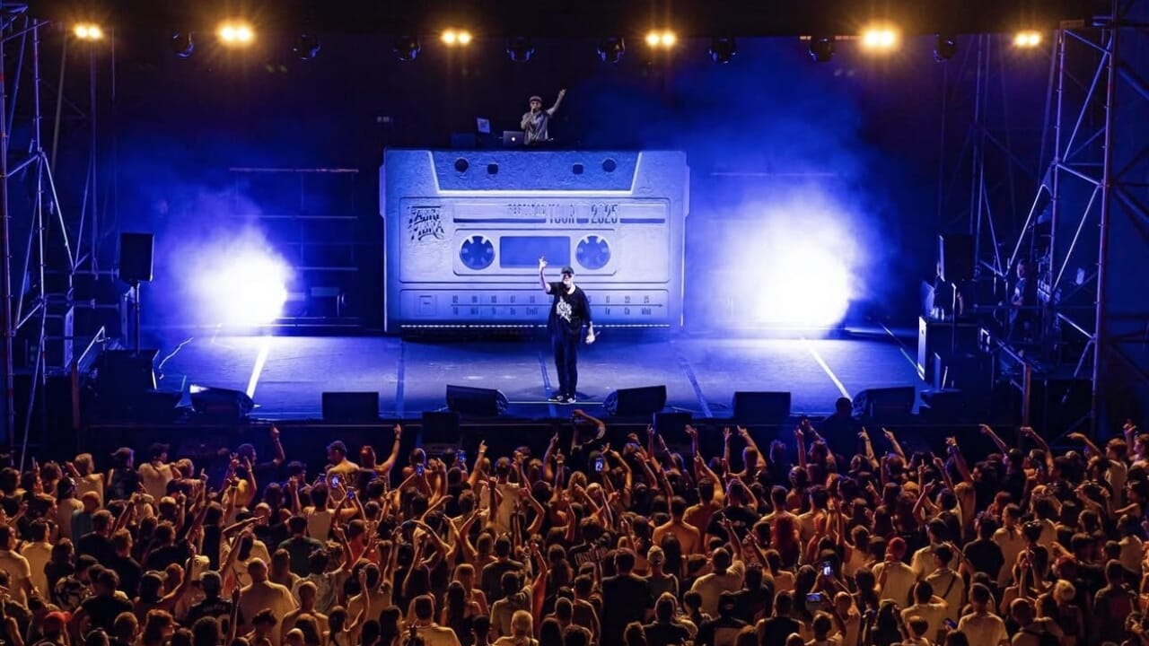 Fabri Fibra "atterra" alla Live Arena con un omaggio agli anni Novanta