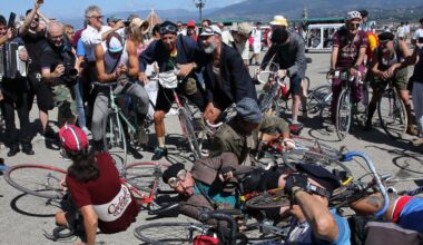La Coppa Cobram di Fantozzi rievocata a Firenze. Bici, orchestrina e caduta comprese