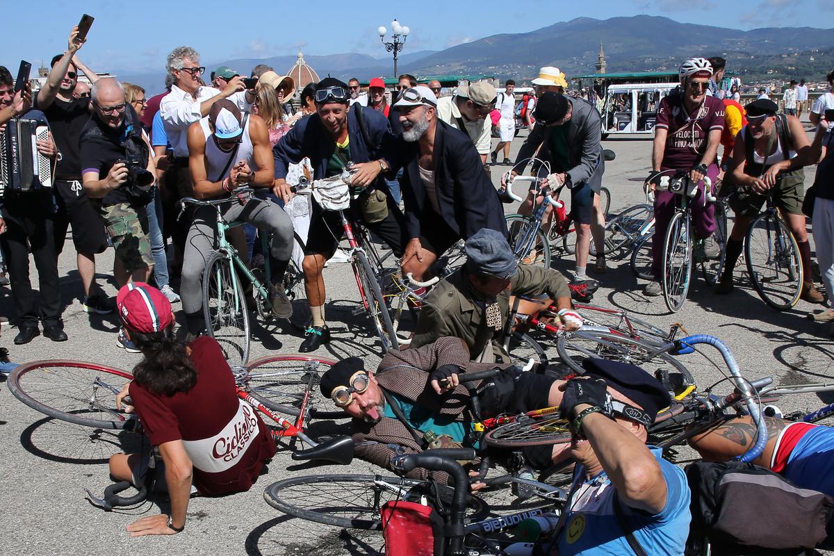 La Coppa Cobram di Fantozzi rievocata a Firenze. Bici, orchestrina e caduta comprese