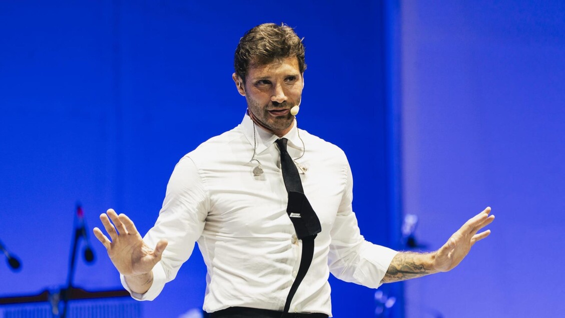 Video di Stefano De Martino sul web, scattano le denunce - Notizie