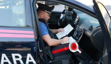 Carabinieri aggrediti durante un controllo, in sette finiscono all’ospedale