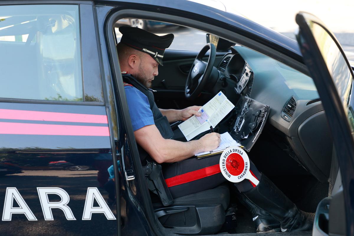 Carabinieri aggrediti durante un controllo, in sette finiscono all’ospedale