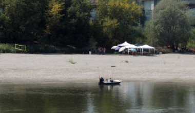 Cremona Sera - Il "caro vacanze" e il "mare dei poveri" torna una delle mete di Ferragosto. Beach volley sugli spiaggioni