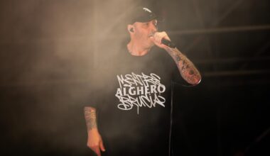 La storia del rap ad Alghero: Fabri Fibra infiamma l’anfiteatro Maria Pia