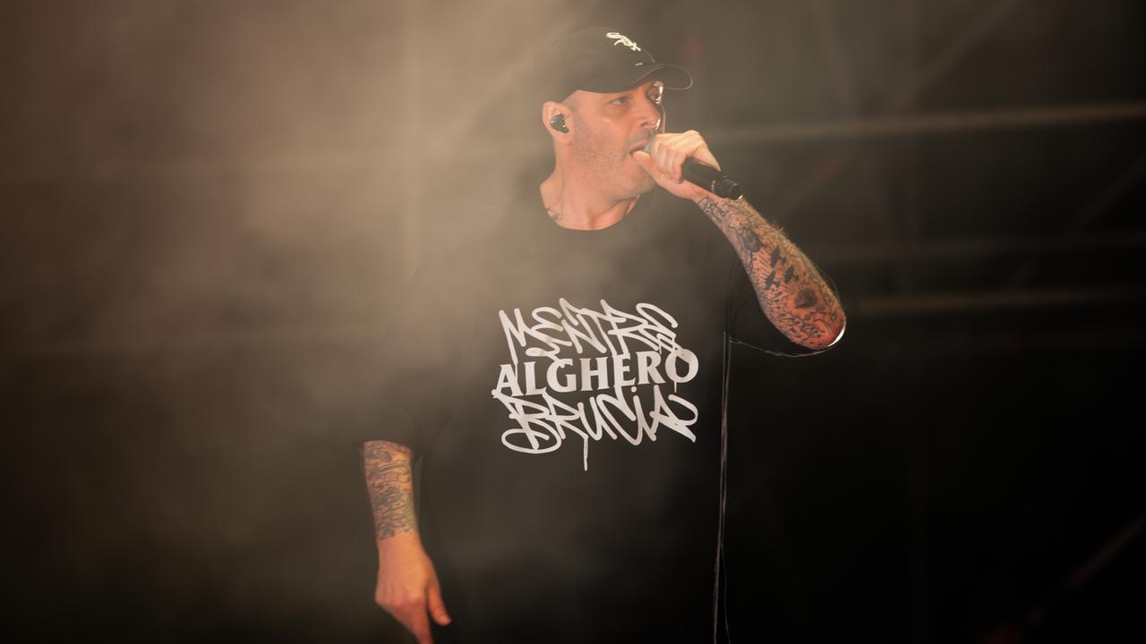 La storia del rap ad Alghero: Fabri Fibra infiamma l’anfiteatro Maria Pia