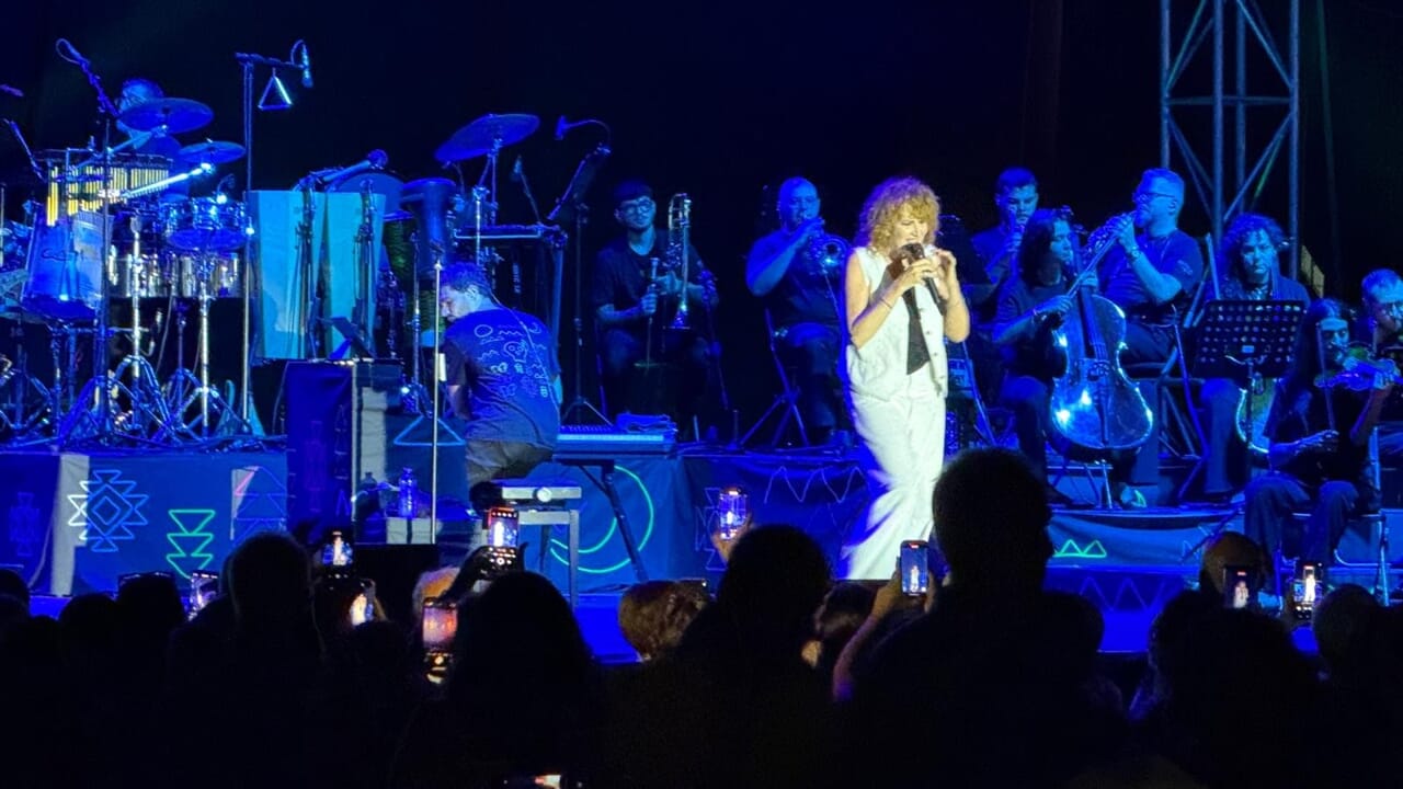 Fiorella Mannoia non si smentisce e usa il palco per un inno alla vita