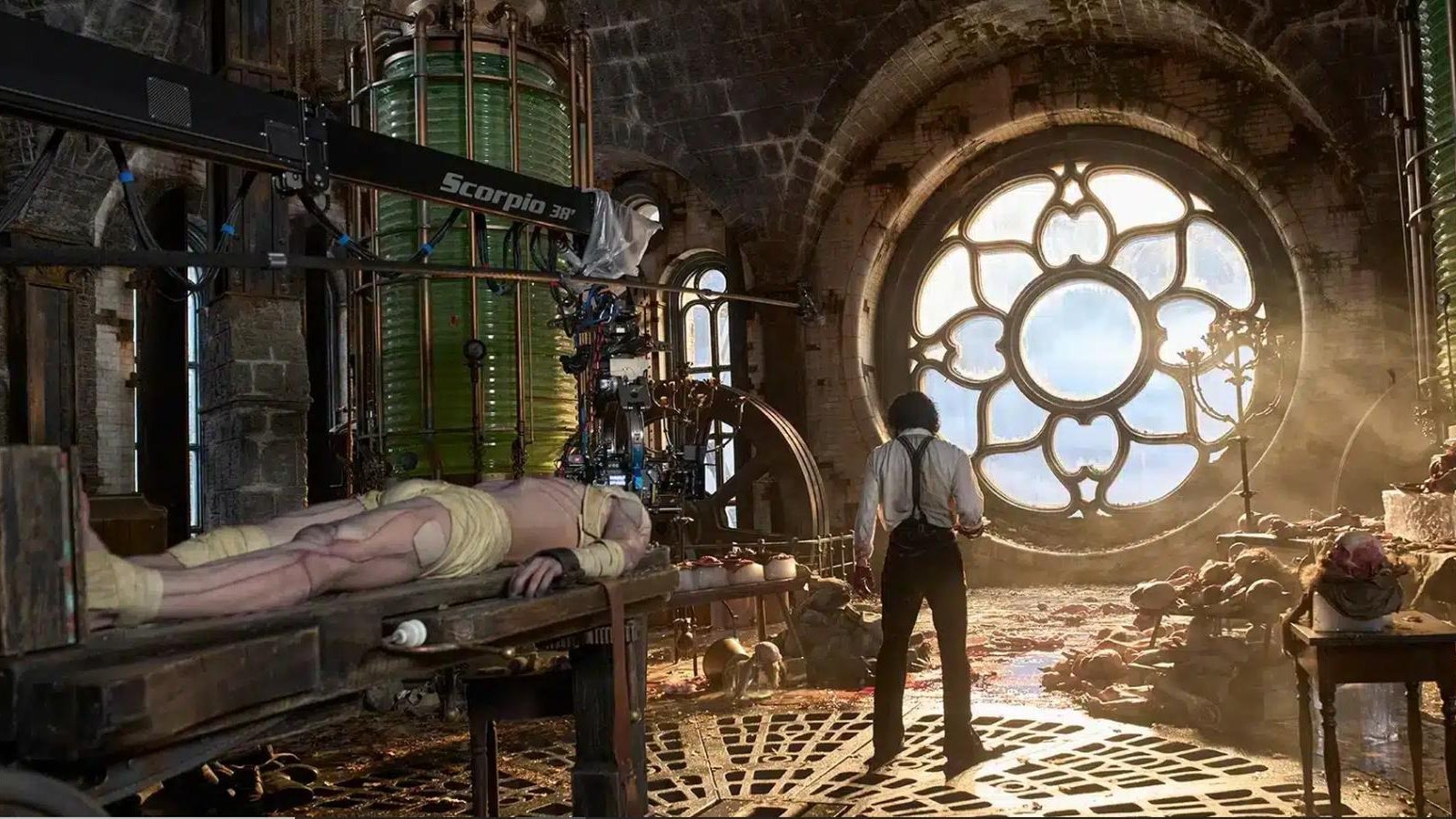 Oscar Isaac in una scena di Frankenstein di Guillermo del Toro
