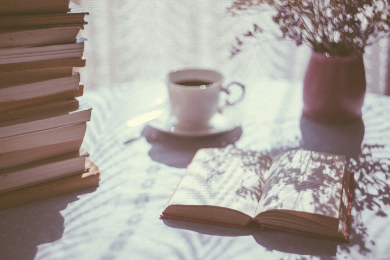 La demonella che vi tiene in pugno più del libro che stringete