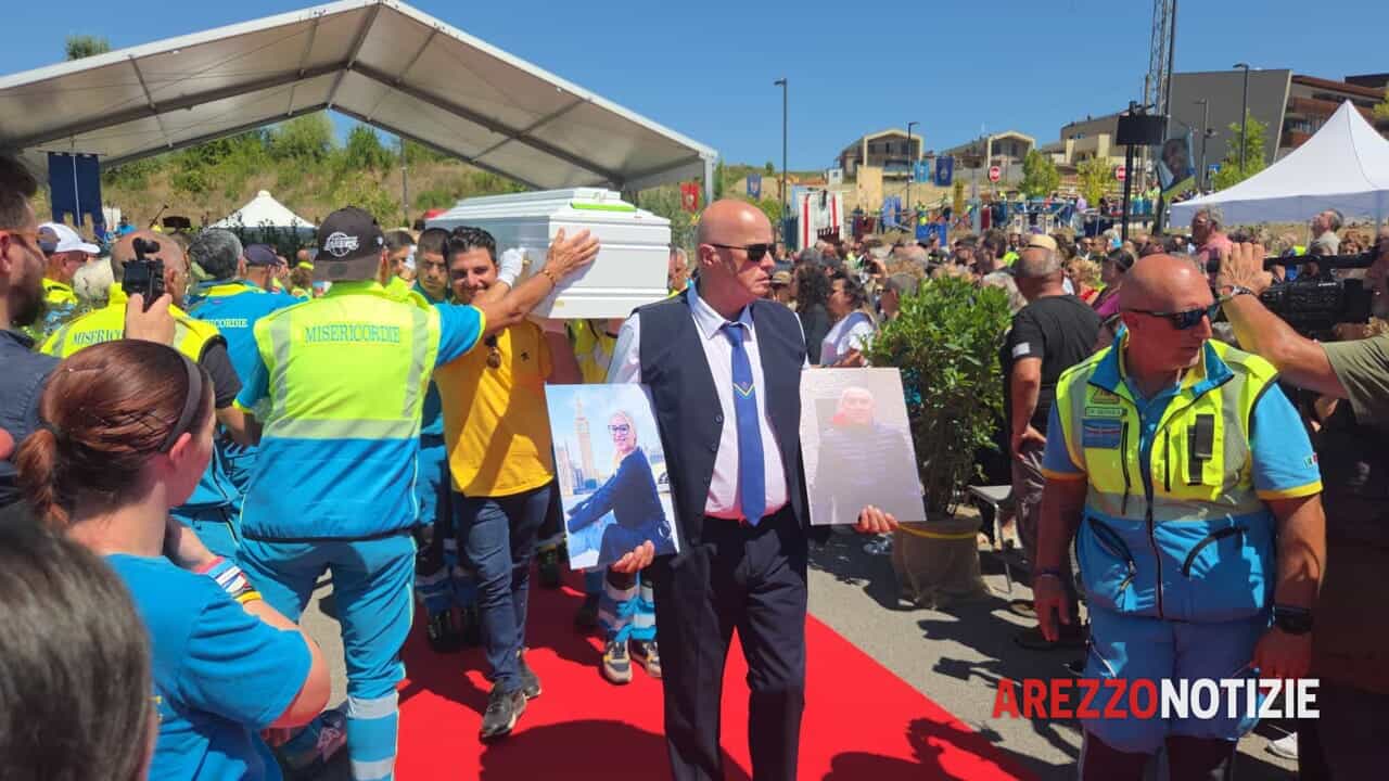 Lacrime, palloncini bianchi, il messaggio del Papa. L'ultimo saluto per Giulia e Gianni