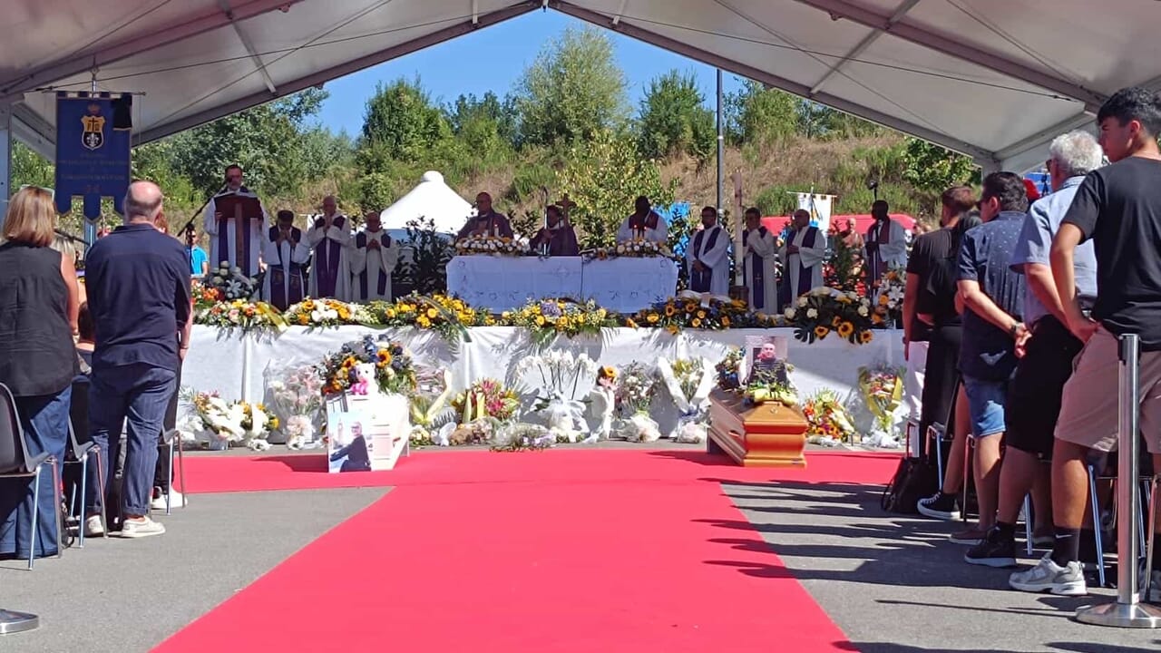 I funerali di Giulia e Gianni, soccorritori morti in un incidente con l'ambulanza