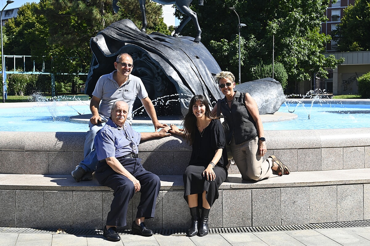 Gaia Romani davanti alla fontana (foto Comune di Milano)