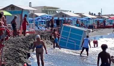 Paura a Ostia, cabina crolla in mare davanti ai bagnanti