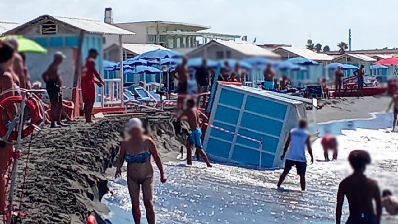 Paura a Ostia, cabina crolla in mare davanti ai bagnanti