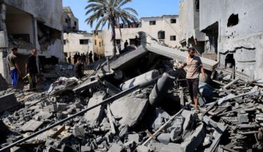 I palestinesi camminano tra le macerie di Gaza city